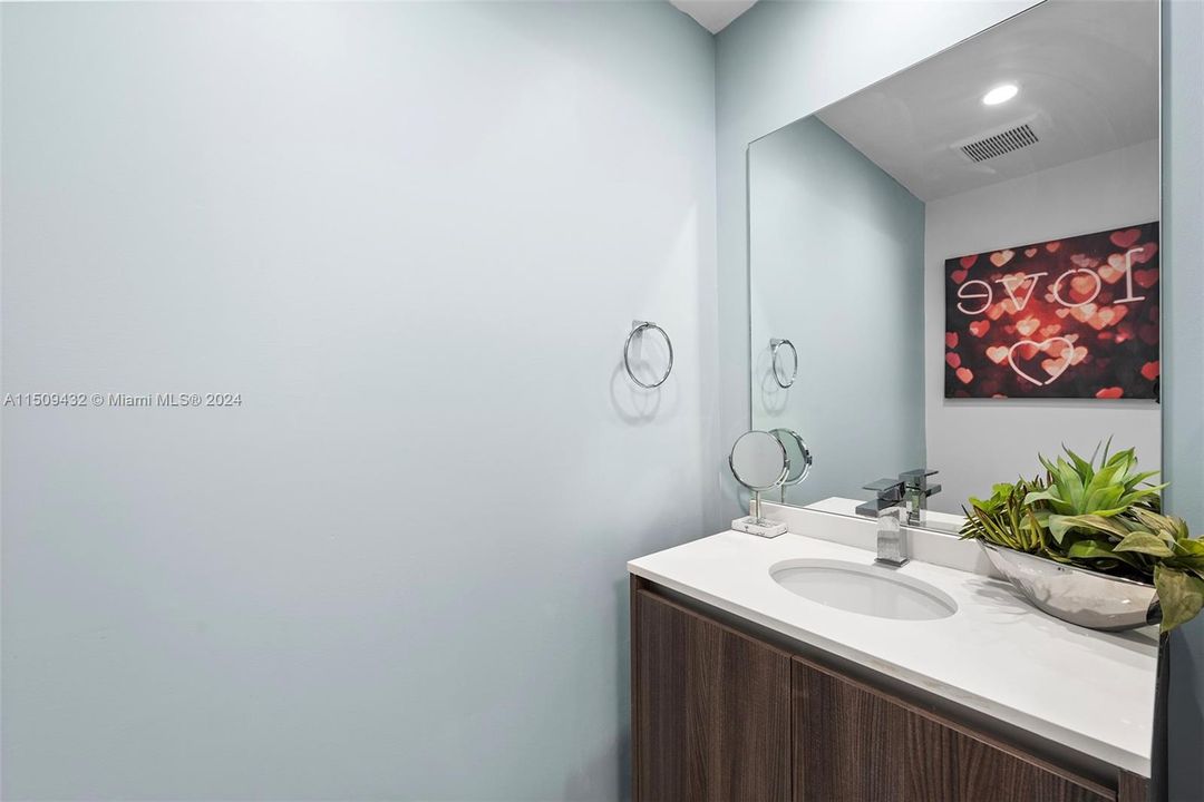 Недавно продано: $589,900 (1 спален, 1 ванн, 759 Квадратных фут)