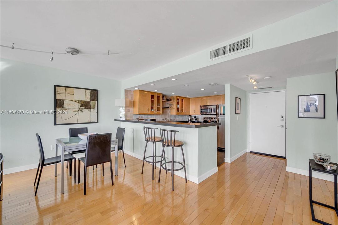 For Sale: $760,000 (1 beds, 1 baths, 1027 Square Feet)