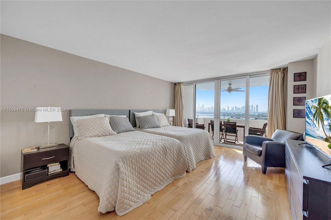 For Sale: $760,000 (1 beds, 1 baths, 1027 Square Feet)