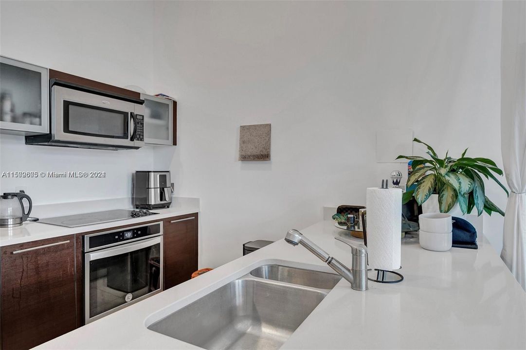 For Sale: $480,000 (1 beds, 1 baths, 829 Square Feet)