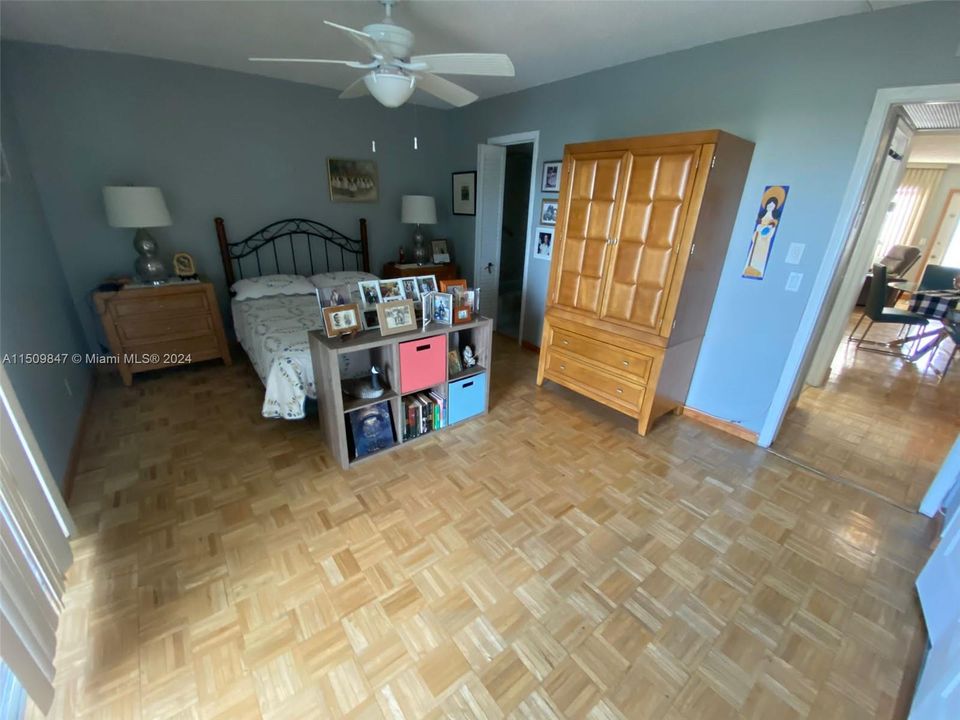 For Sale: $105,000 (1 beds, 1 baths, 720 Square Feet)