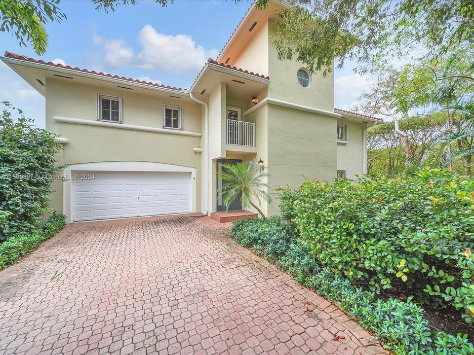 Recently Sold: $950,000 (3 beds, 3 baths, 2222 Square Feet)