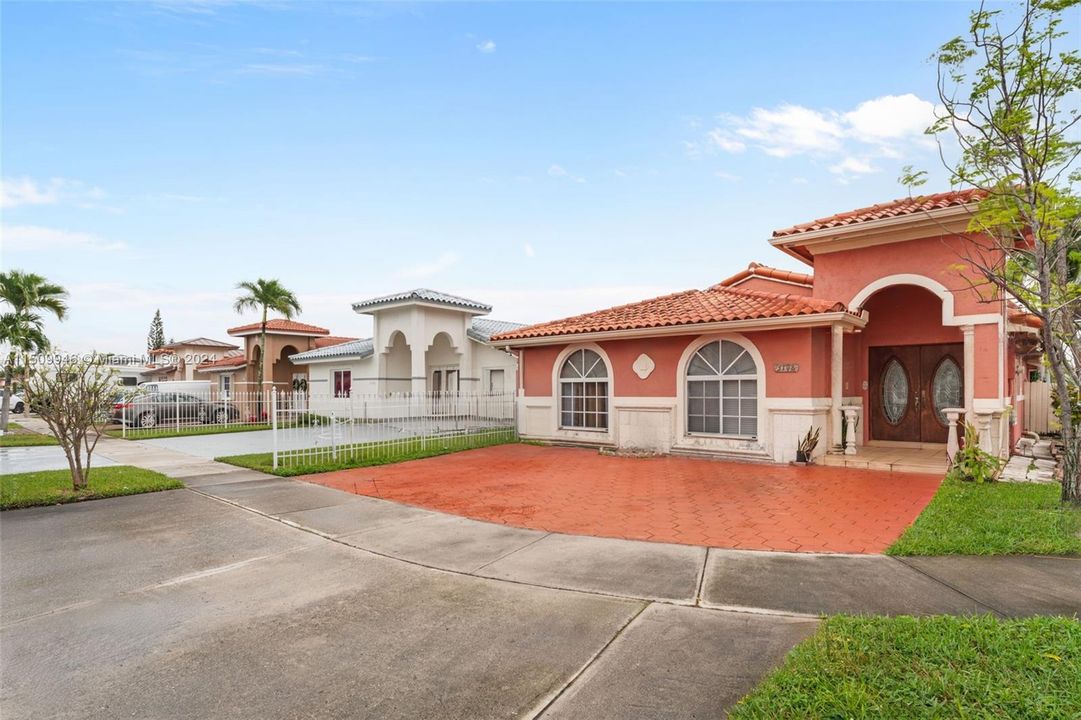 For Sale: $599,999 (4 beds, 2 baths, 1910 Square Feet)