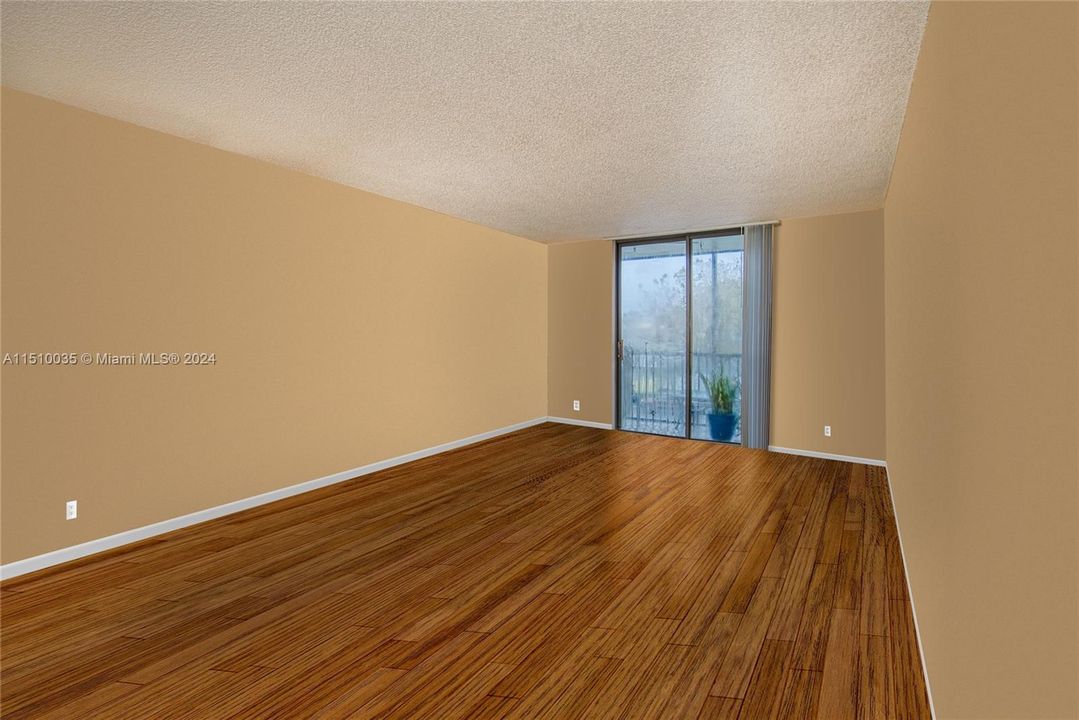 For Sale: $200,000 (1 beds, 1 baths, 728 Square Feet)