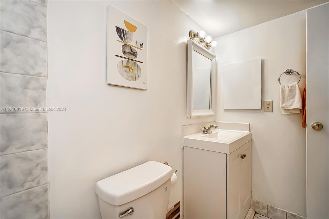 For Sale: $200,000 (1 beds, 1 baths, 728 Square Feet)