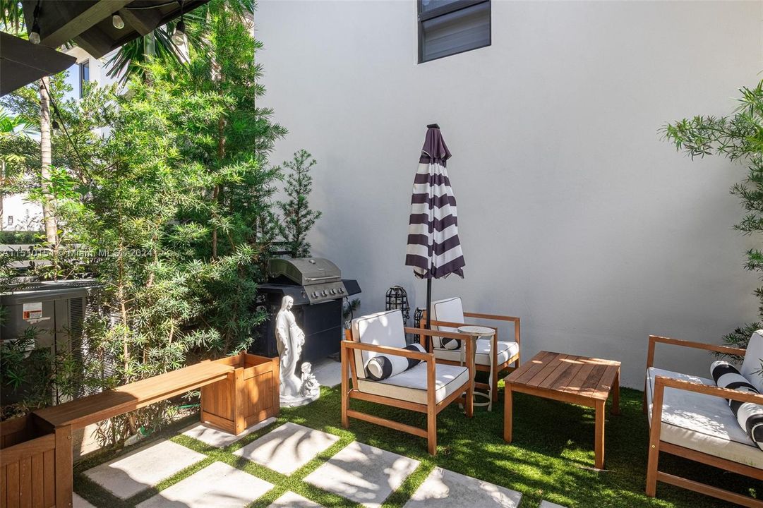 最近售出: $950,000 (4 贝兹, 3 浴室, 2176 平方英尺)