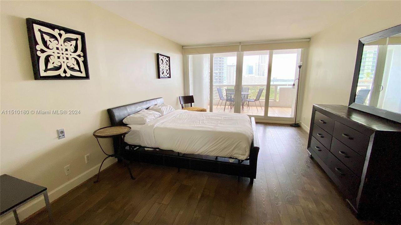 For Sale: $475,000 (1 beds, 1 baths, 1066 Square Feet)