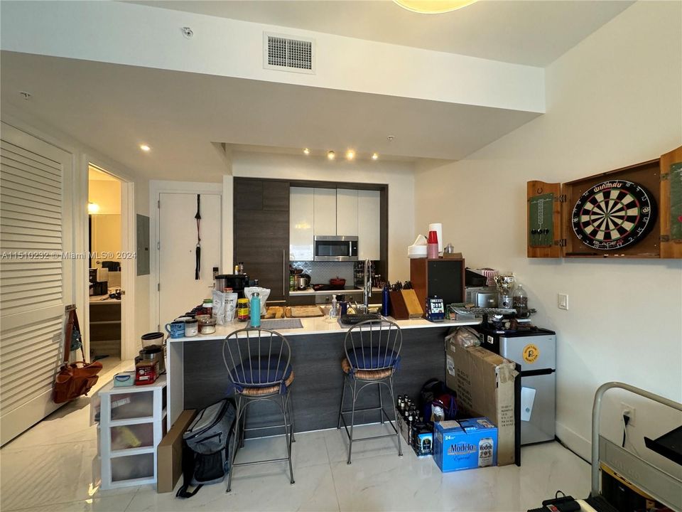 For Sale: $560,000 (1 beds, 1 baths, 703 Square Feet)
