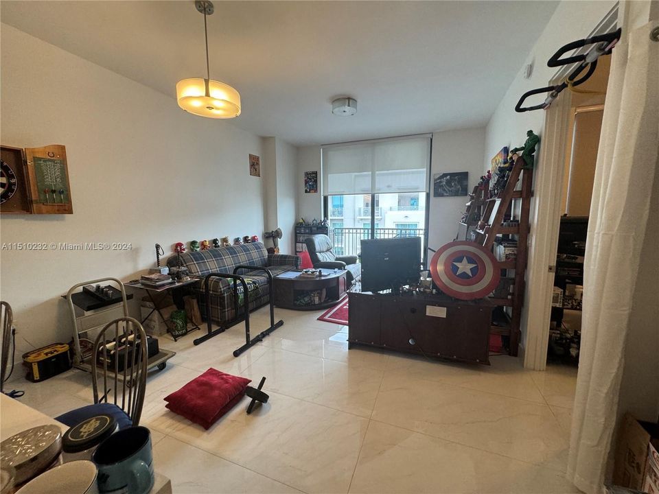 For Sale: $560,000 (1 beds, 1 baths, 703 Square Feet)