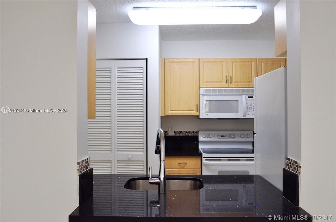 Recently Rented: $1,900 (1 beds, 1 baths, 710 Square Feet)