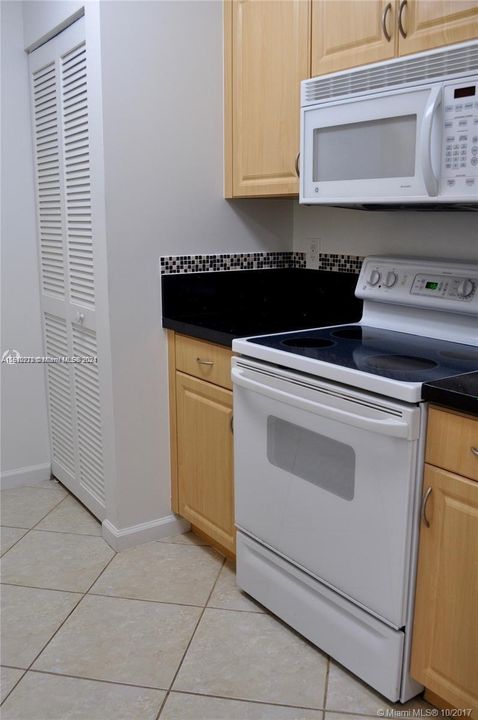 Recently Rented: $1,900 (1 beds, 1 baths, 710 Square Feet)