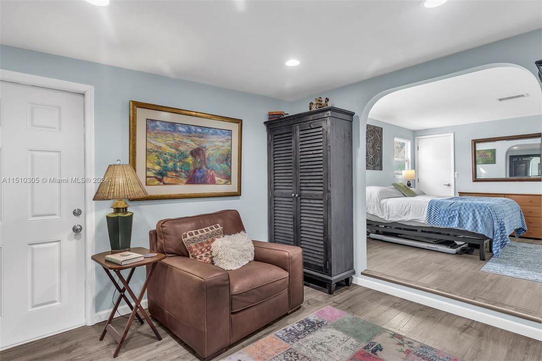For Sale: $849,000 (2 beds, 1 baths, 1216 Square Feet)