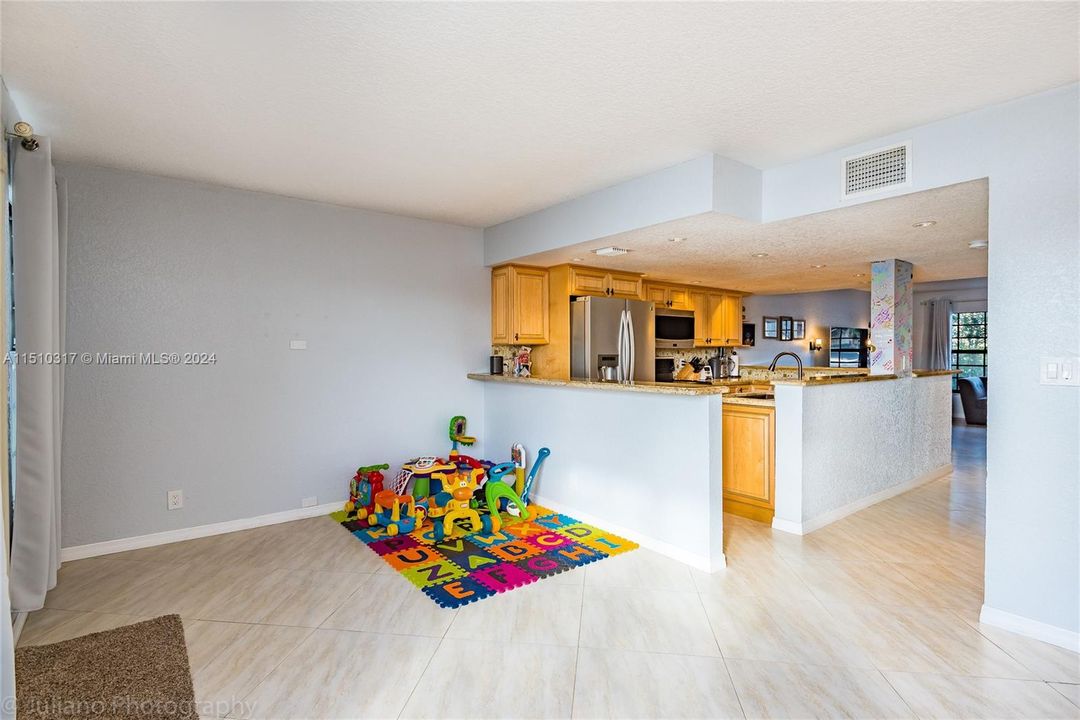 Recently Sold: $420,000 (3 beds, 2 baths, 1764 Square Feet)