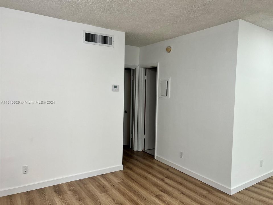 For Sale: $158,000 (1 beds, 1 baths, 711 Square Feet)