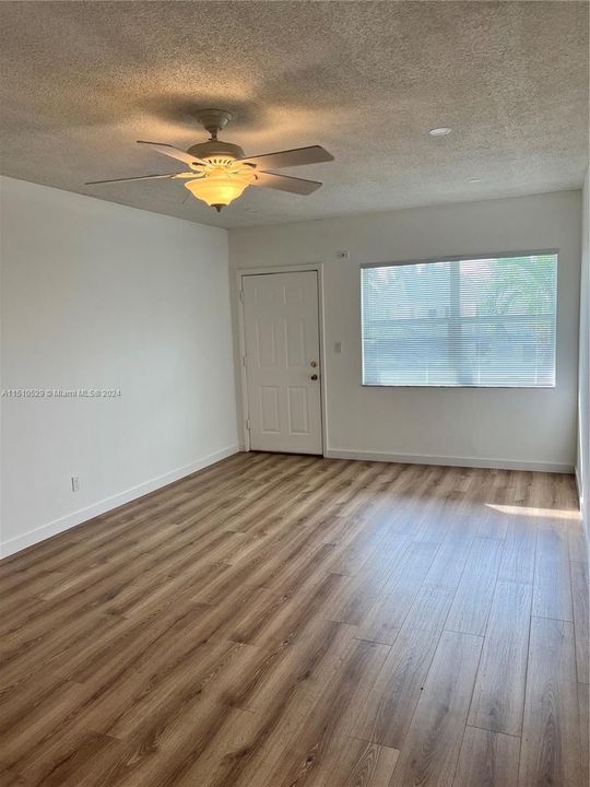 For Sale: $158,000 (1 beds, 1 baths, 711 Square Feet)