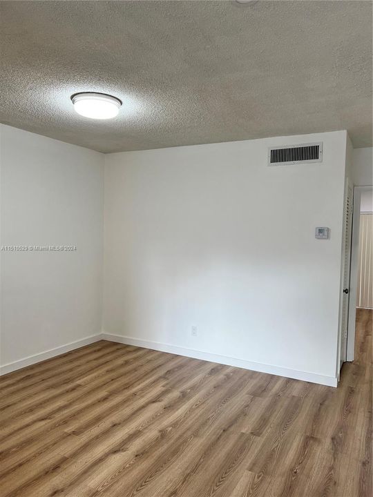 For Sale: $158,000 (1 beds, 1 baths, 711 Square Feet)