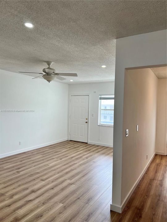 For Sale: $158,000 (1 beds, 1 baths, 711 Square Feet)