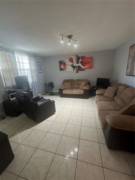 Active With Contract: $80,000 (1 beds, 1 baths, 688 Square Feet)