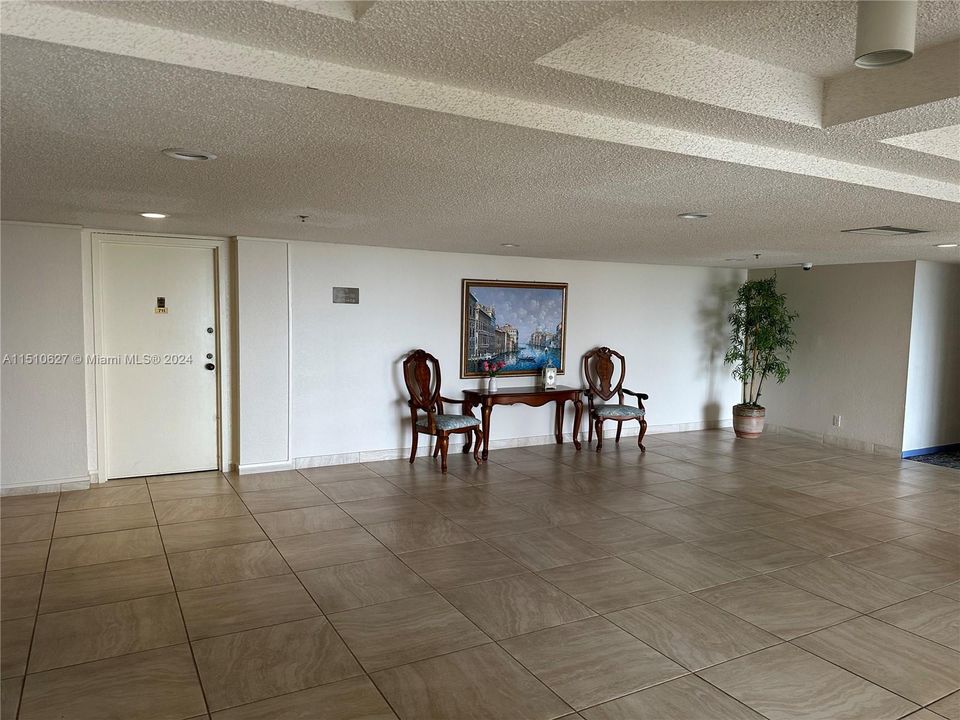 For Sale: $289,000 (1 beds, 2 baths, 1017 Square Feet)