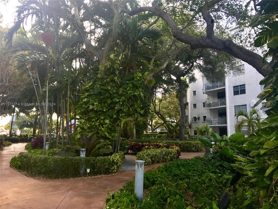 Recently Rented: $2,200 (1 beds, 1 baths, 723 Square Feet)