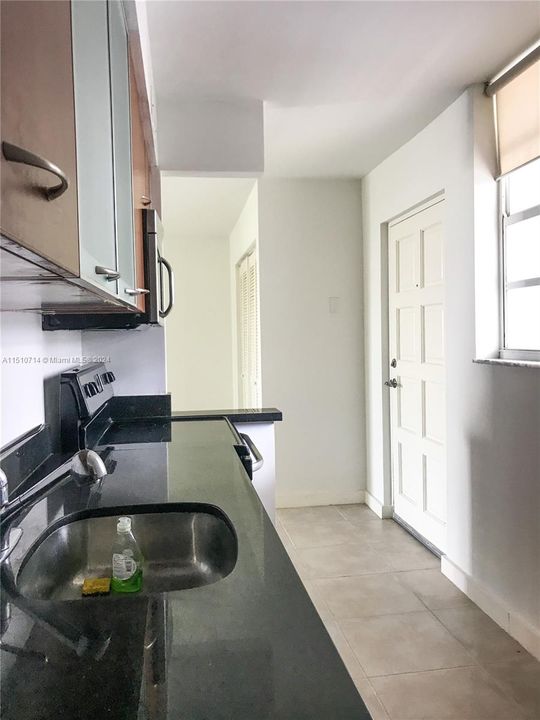 Recently Rented: $2,200 (1 beds, 1 baths, 723 Square Feet)