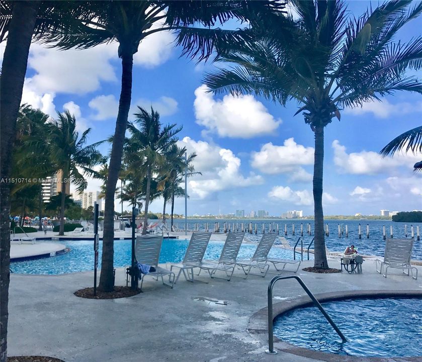 Recently Rented: $2,200 (1 beds, 1 baths, 723 Square Feet)