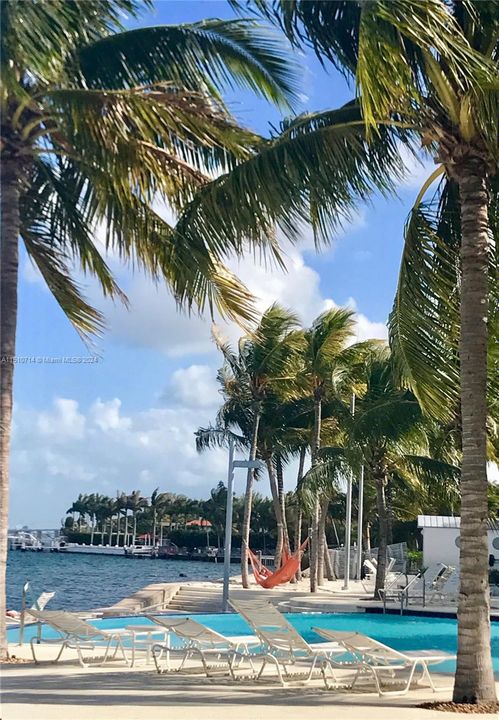 Recently Rented: $2,200 (1 beds, 1 baths, 723 Square Feet)