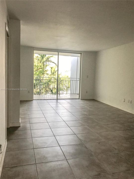 Recently Rented: $2,200 (1 beds, 1 baths, 723 Square Feet)