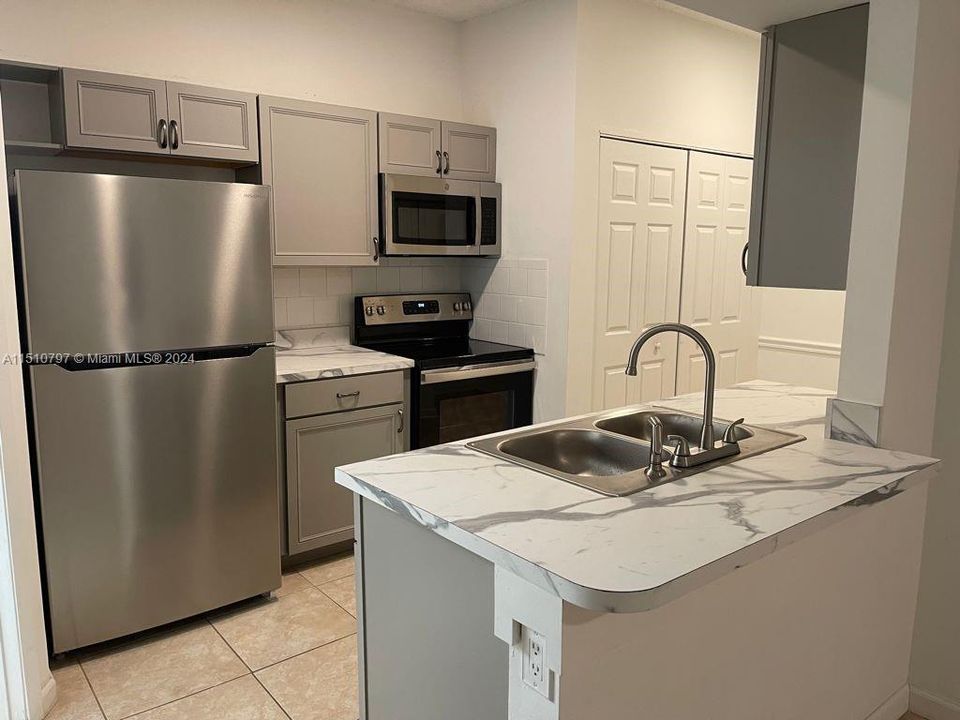 Recently Rented: $1,800 (1 beds, 1 baths, 715 Square Feet)