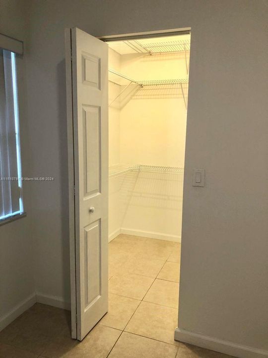 Recently Rented: $1,800 (1 beds, 1 baths, 715 Square Feet)
