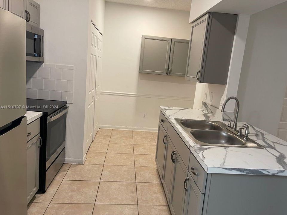 Recently Rented: $1,800 (1 beds, 1 baths, 715 Square Feet)