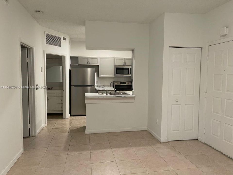 Recently Rented: $1,800 (1 beds, 1 baths, 715 Square Feet)