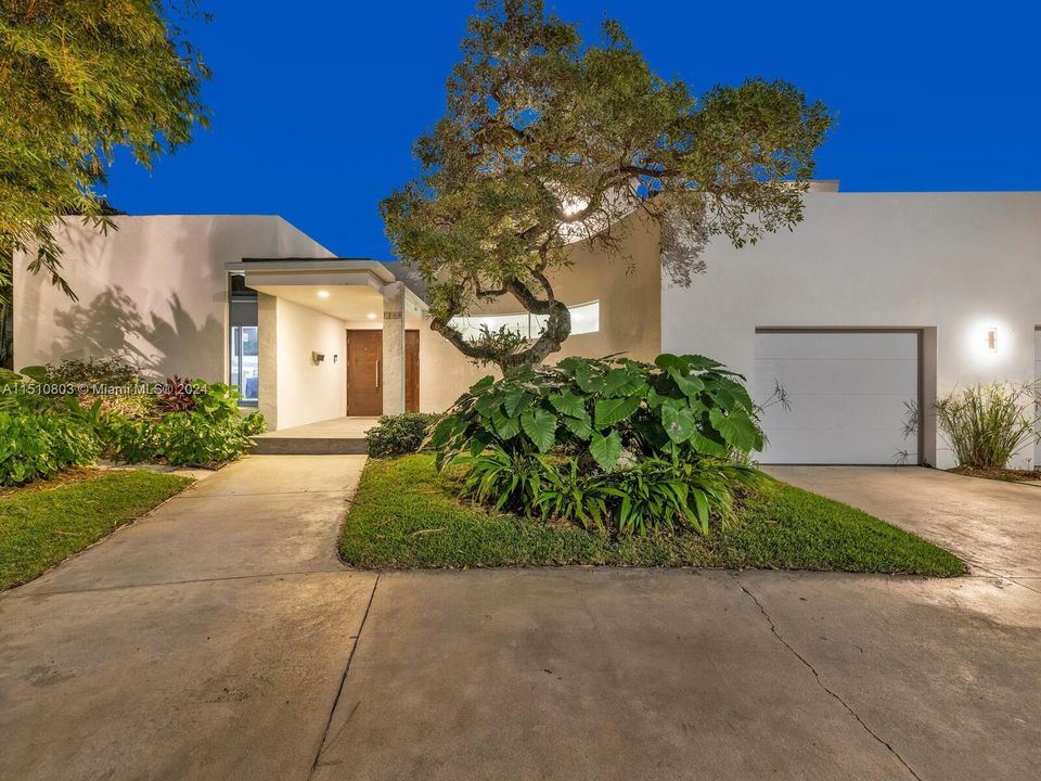 Active With Contract: $2,995,000 (4 beds, 4 baths, 4219 Square Feet)