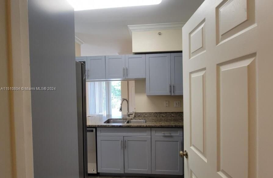 For Sale: $305,000 (2 beds, 2 baths, 1058 Square Feet)