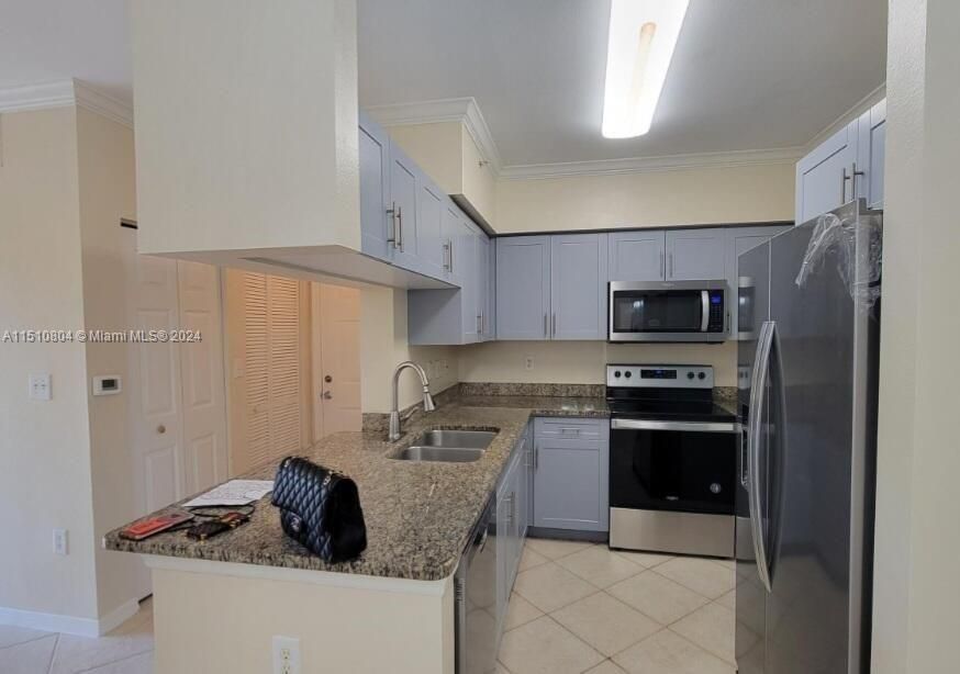 For Sale: $305,000 (2 beds, 2 baths, 1058 Square Feet)