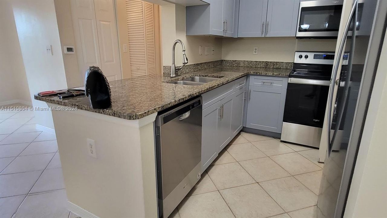 For Sale: $305,000 (2 beds, 2 baths, 1058 Square Feet)