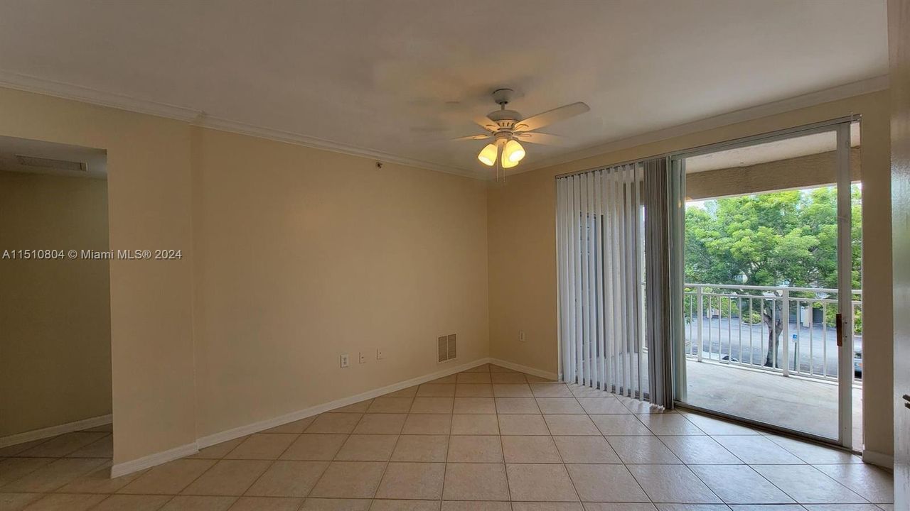 For Sale: $305,000 (2 beds, 2 baths, 1058 Square Feet)