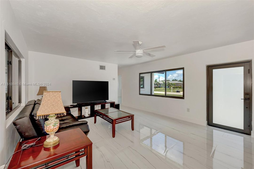 最近售出: $450,000 (3 贝兹, 2 浴室, 1756 平方英尺)