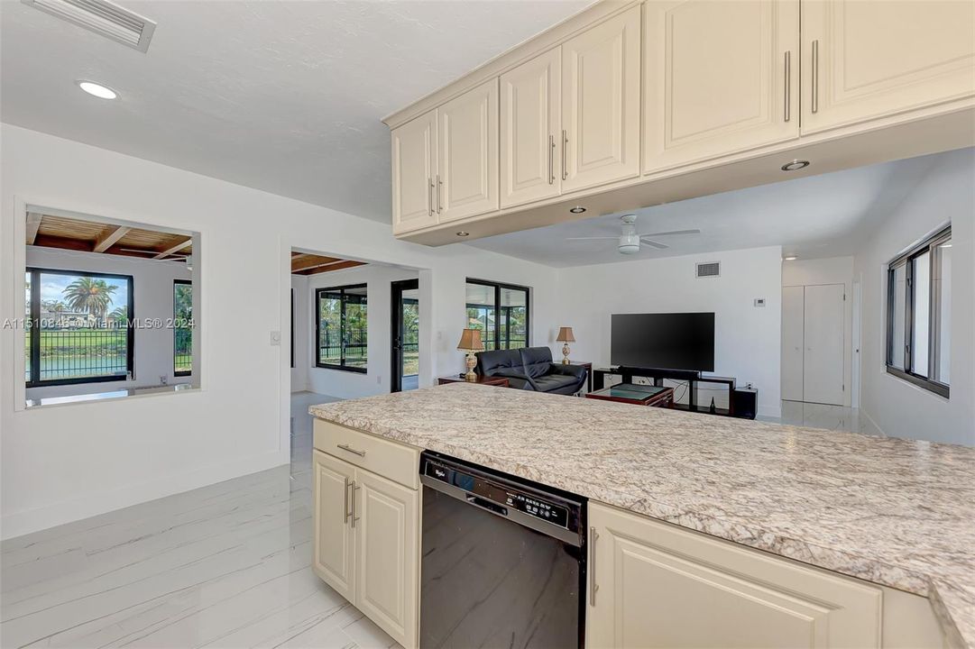 最近售出: $450,000 (3 贝兹, 2 浴室, 1756 平方英尺)