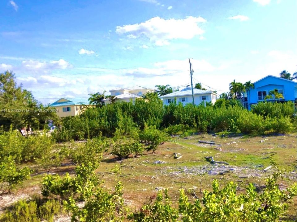 待售: $900,000 (0.41 acres)