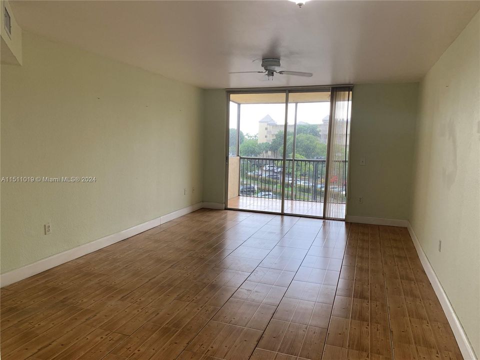 最近租的: $1,950 (1 贝兹, 1 浴室, 810 平方英尺)