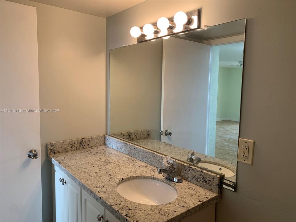 最近租的: $1,950 (1 贝兹, 1 浴室, 810 平方英尺)