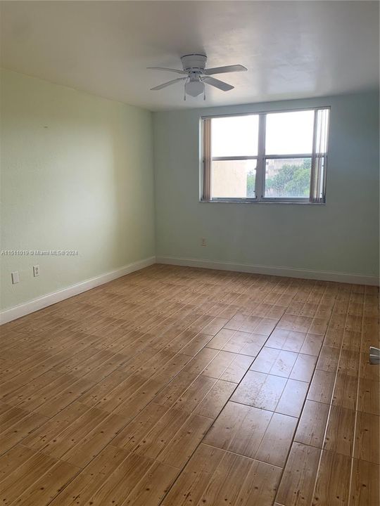 最近租的: $1,950 (1 贝兹, 1 浴室, 810 平方英尺)