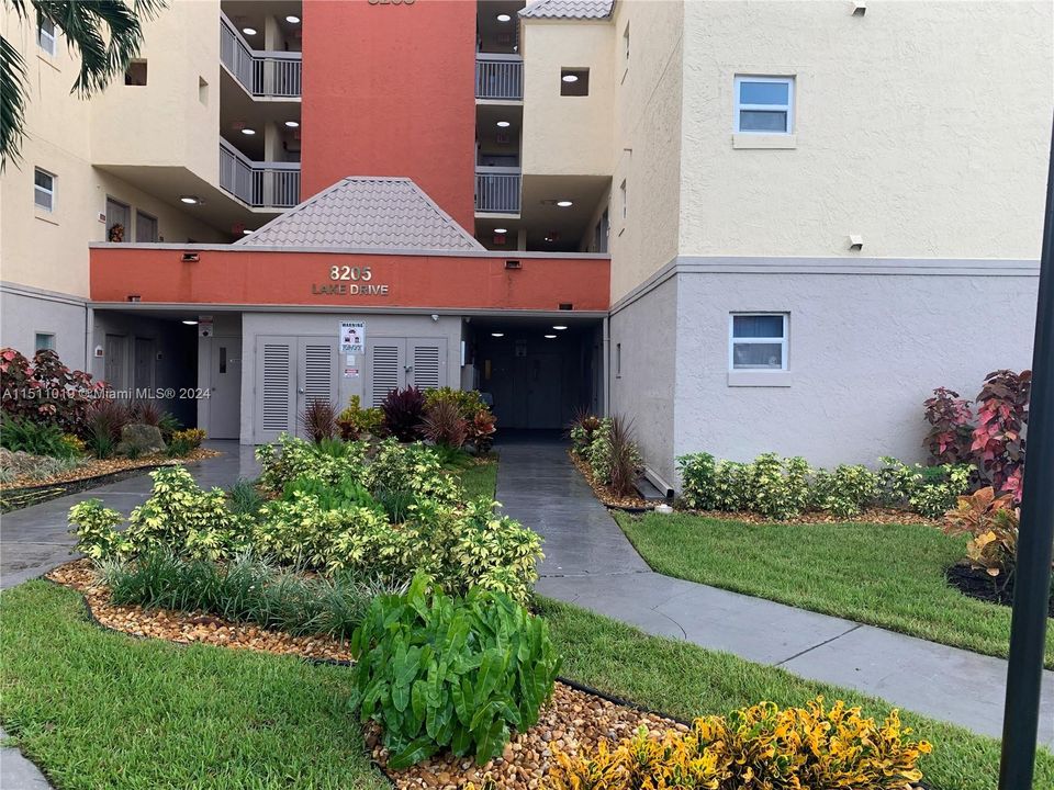 最近租的: $1,950 (1 贝兹, 1 浴室, 810 平方英尺)