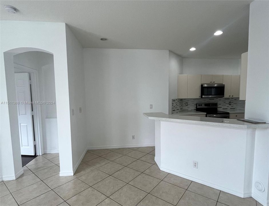 Recently Sold: $700,000 (3 beds, 2 baths, 1559 Square Feet)