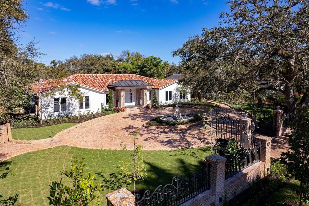 Recently Sold: $3,549,000 (6 beds, 7 baths, 4732 Square Feet)