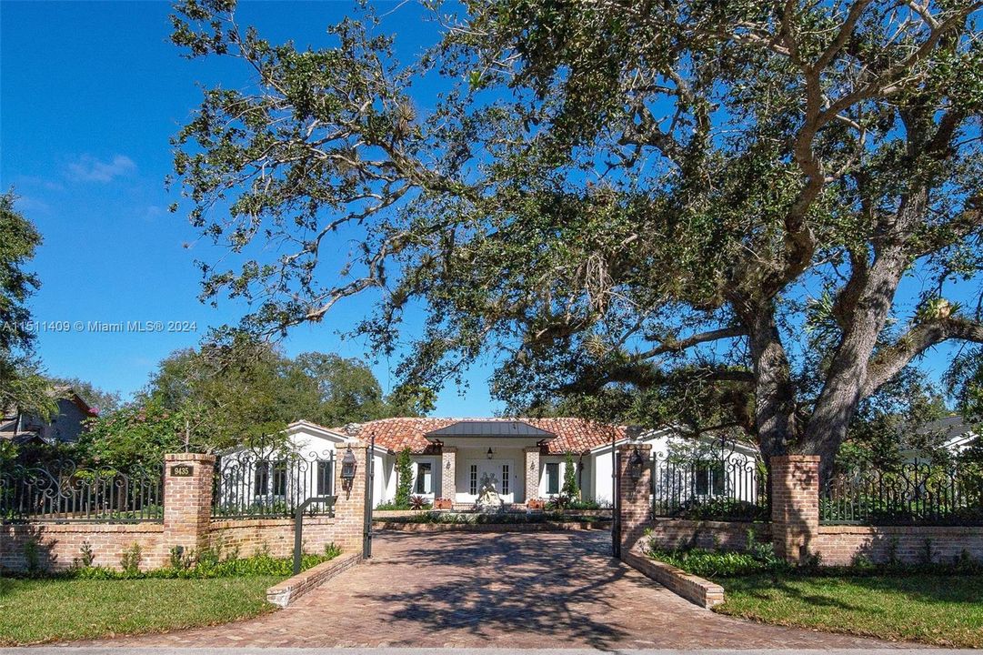 Recently Sold: $3,549,000 (6 beds, 7 baths, 4732 Square Feet)