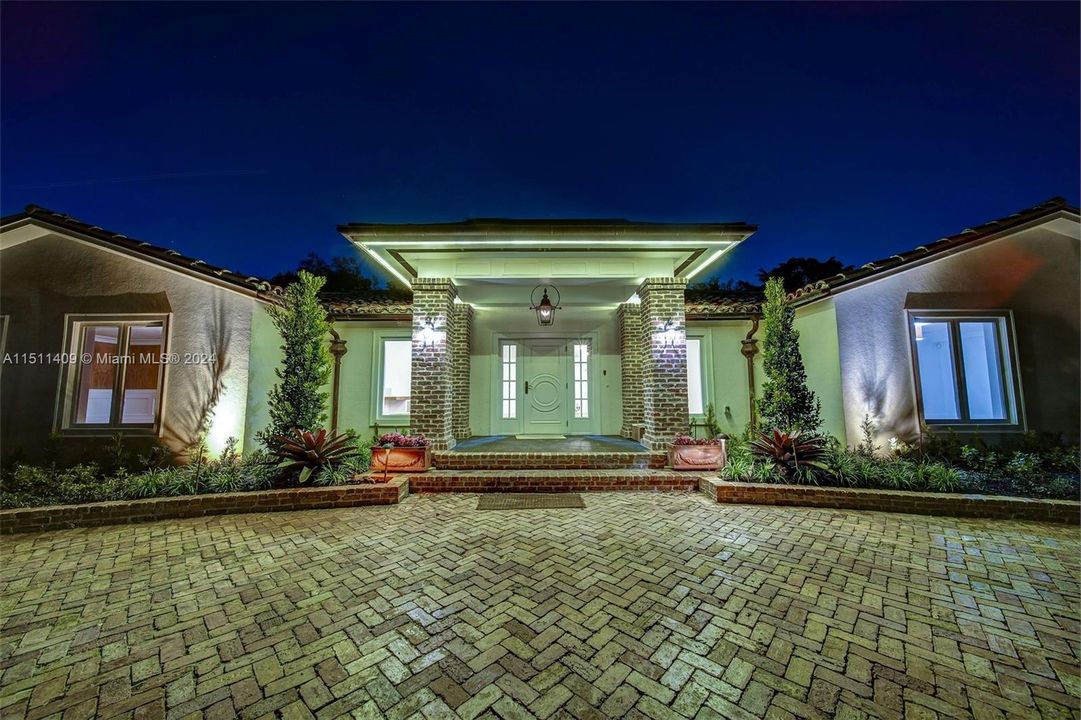 Recently Sold: $3,549,000 (6 beds, 7 baths, 4732 Square Feet)