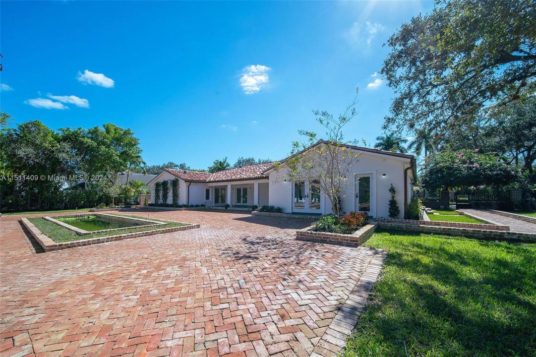 Vendido Recientemente: $3,549,000 (6 camas, 7 baños, 4732 Pies cuadrados)