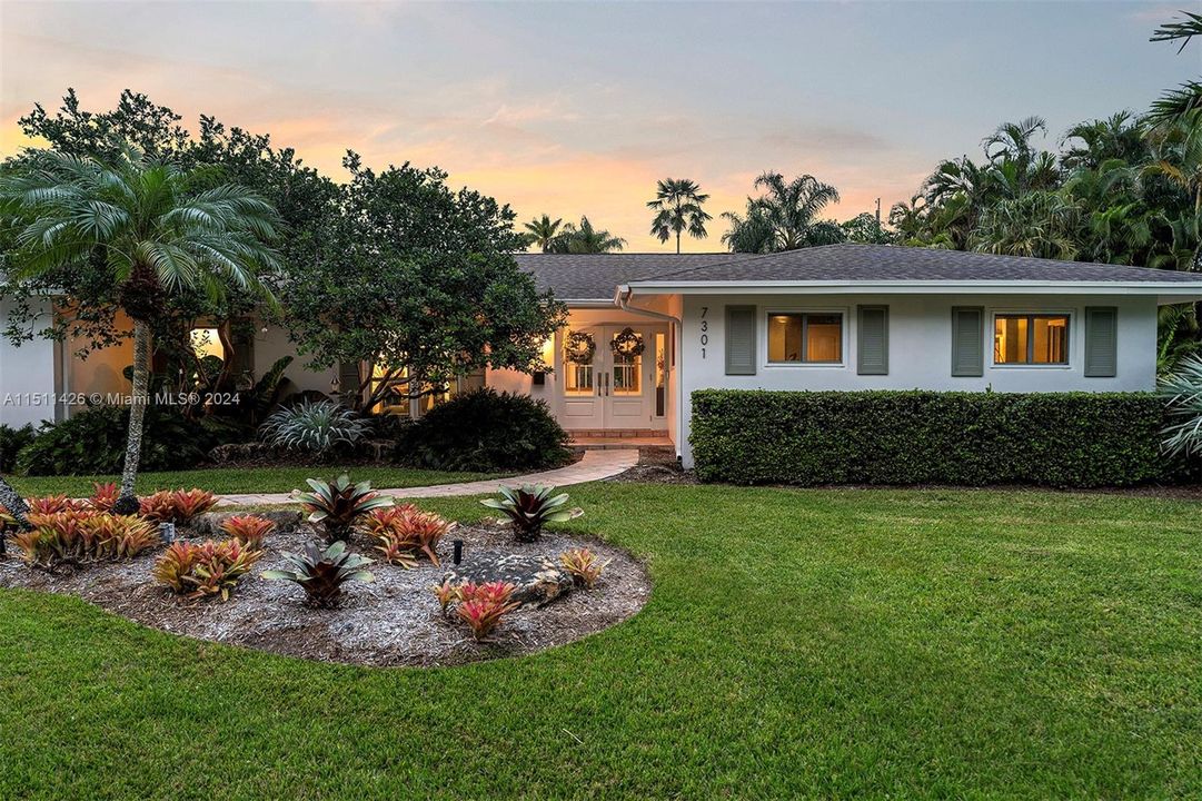 Recently Sold: $2,000,000 (4 beds, 2 baths, 2373 Square Feet)